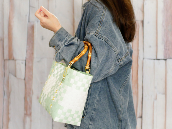 ほんのりミントグリーンのチェック×バンブーハンドル  M　2WAYプラカゴバッグ　母の日 5枚目の画像