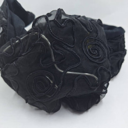 Petitbebe黑色浮雕印花扭轉大蝴蝶結軟鐵絲髮帶 第3張的照片