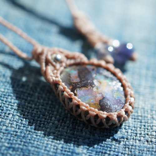 マクラメ編みボルダーオパールペンダントB ネックレス・ペンダント