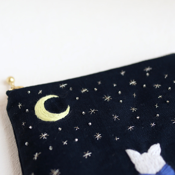 猫のいる風景（月夜の散歩・魔女の箒）刺繍のフラットポーチ 4枚目の画像