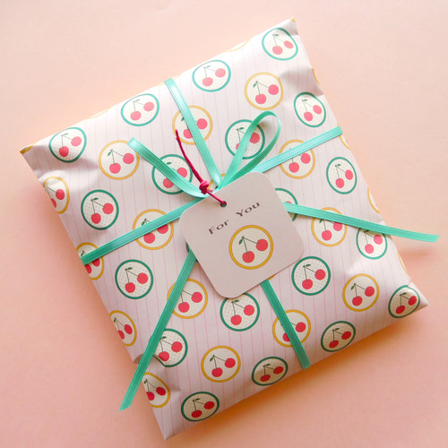 さくらんぼ柄デザインペーパー オシャレな包装紙 ラッピング