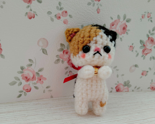 ちょうだいポーズの三毛猫　ハート模様　あみぐるみ　ストラップ ちょうだいポーズの三毛猫 ハートな仔猫 ストラップ おねだりポーズ