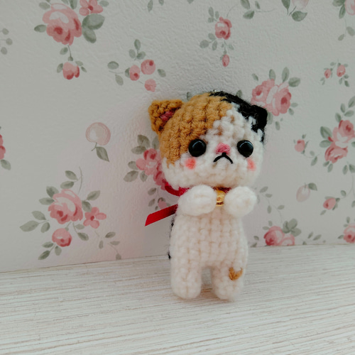 ちょうだいポーズの三毛猫　ハート模様　あみぐるみ　ストラップ ちょうだいポーズの三毛猫ハート模様あみぐるみストラップ