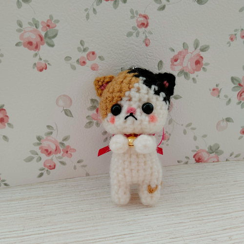 ちょうだいポーズの三毛猫　ハート模様　あみぐるみ　ストラップ ちょうだいポーズの三毛猫 ハートな仔猫 ストラップ おねだり