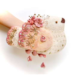 く*ん様 羊毛フェルト　羊毛絵画『河辺の夜桜』ハンドメイド　ウール刺繍 桜を運ぶ鳥の春の壁飾り 〜桜と霞草のブーケ〜 羊毛フェルト ウォール