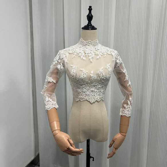 送料無料！ウエディングドレス 長袖 ハート背中見せ 可憐な花刺繍の  