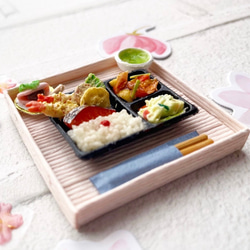 ミニチュア お花見弁当 幕の内 天ぷら 桜餅  ドールハウス ミニチュアフード 3枚目の画像