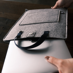 ラップトップバッグ　スリムでスマ－トなノートパソコンケ－ス　厚さ３mmのフェルトがノ－トパソコンを守ります１５．６インチ 1枚目の画像