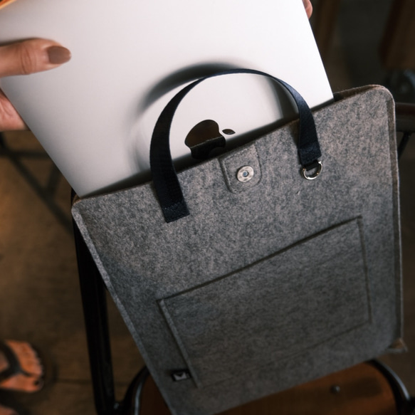 ラップトップバッグ　スリムでスマ－トなノートパソコンケ－ス　厚さ３mmのフェルトがノ－トパソコンを守ります１５．６インチ 2枚目の画像