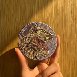 刺繍キーホルダー キーホルダー ティラノサウルス 恐竜 肉食恐竜 母の日 プレゼント プチギフト 両面刺繍 or-127 5枚目の画像