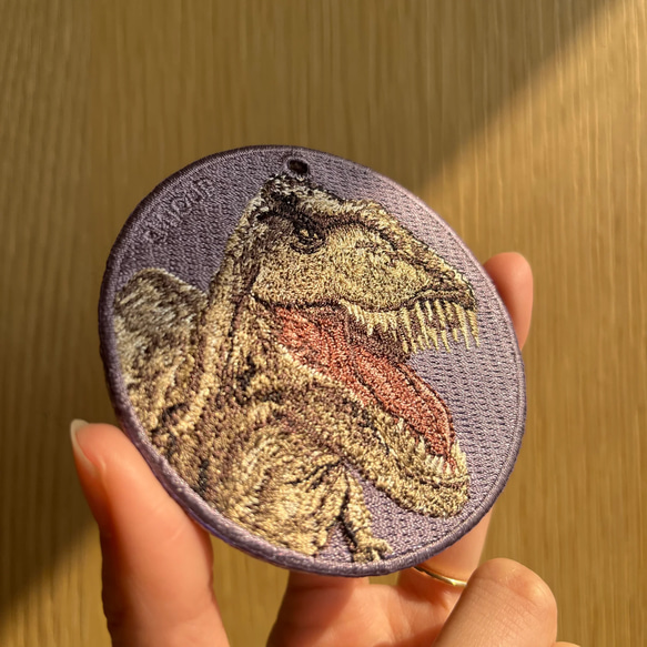 刺繍キーホルダー キーホルダー ティラノサウルス 恐竜 肉食恐竜 母の日 プレゼント プチギフト 両面刺繍 or-127 4枚目の画像