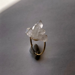 【一点もの】 水晶 原石 リング 指輪 フリーサイズ 鉱物 天然石 ハンドメイド アクセサリー (No.2583) 2枚目の画像