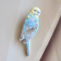 〈再販〉ビーズ刺繍　小鳥ブローチ　セキセイインコ　ミントブルー 1枚目の画像