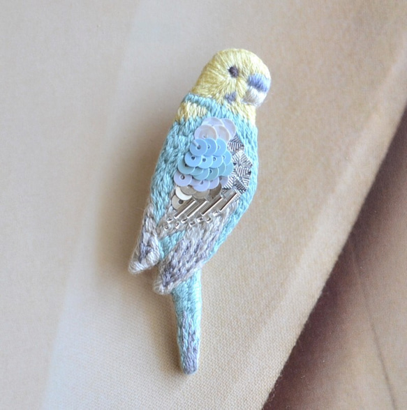 〈再販〉ビーズ刺繍　小鳥ブローチ　セキセイインコ　ミントブルー 1枚目の画像