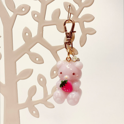 ❤️送料無料❤️名入れ可 目印チャーム いちごのくまちゃん レジン