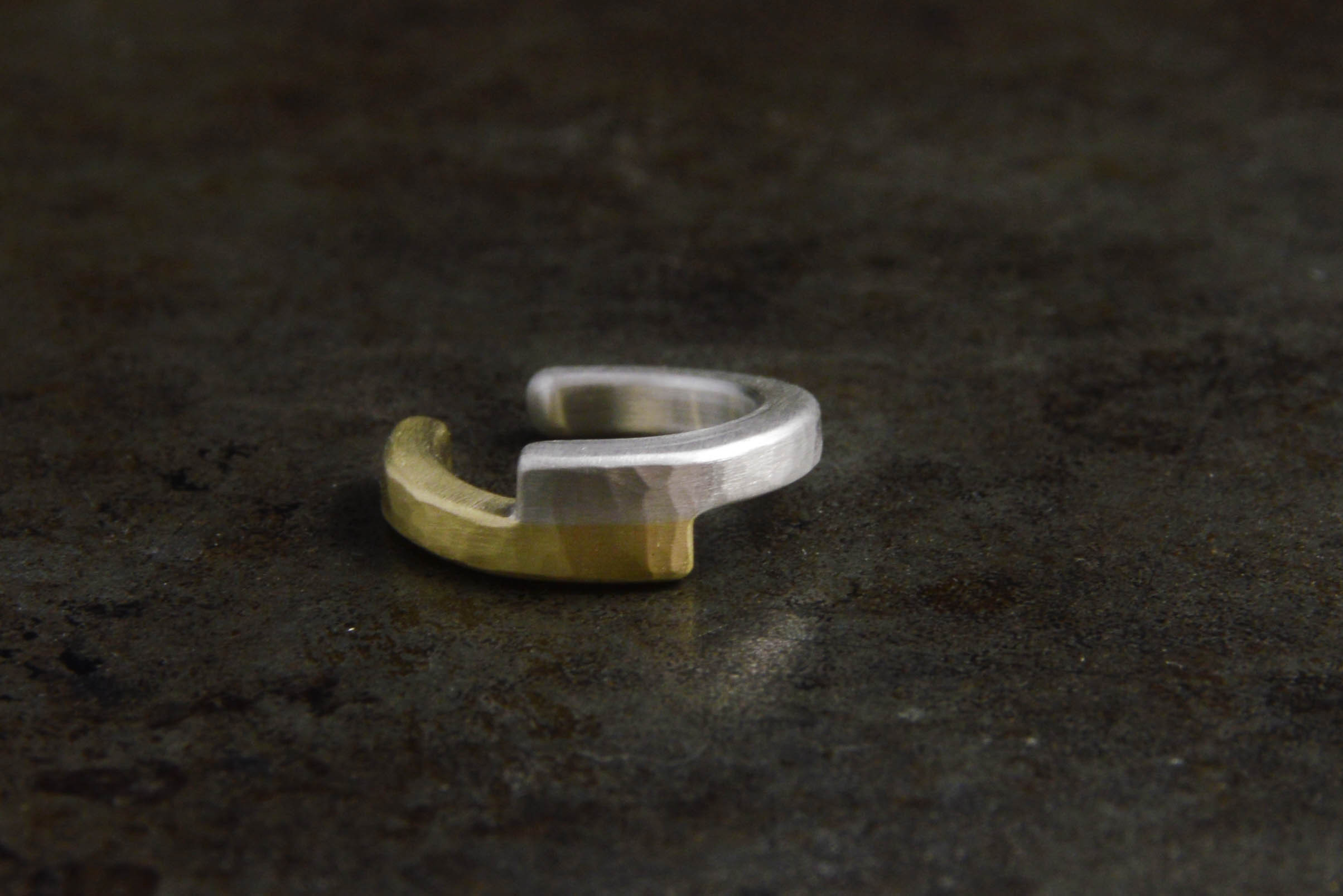 [片耳] シルバー真鍮 / 傍のイヤーカフ［silver brass］