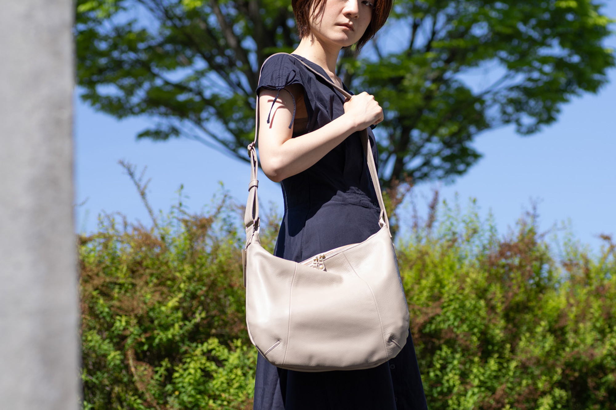 美品 レア UGG ビアミニスクールショルダーバッグ グレージュ 本革