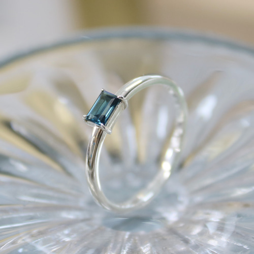 ロンドンブルートパーズ スクエア リング】誕生石 4×3mm シルバー