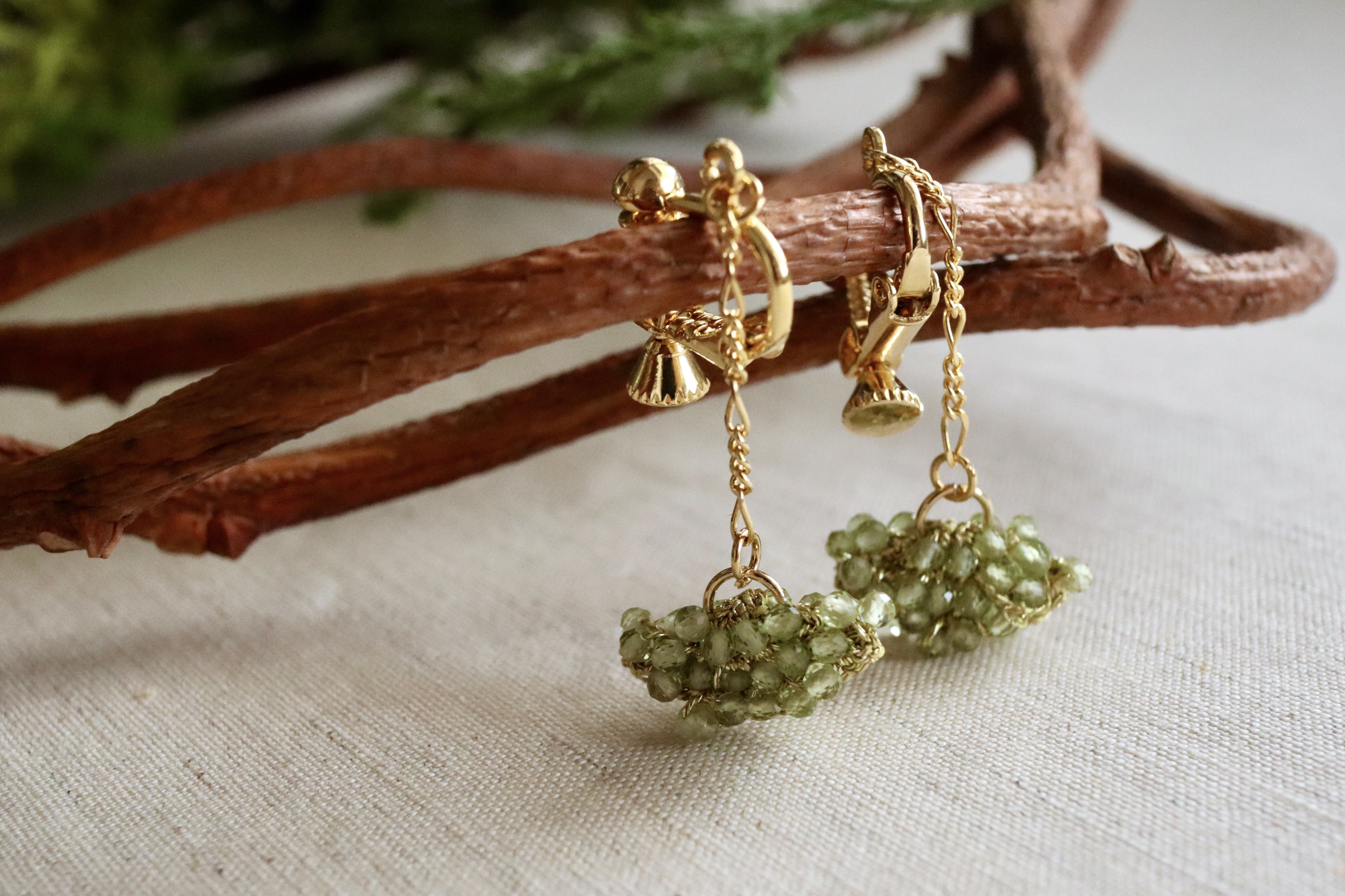 月のふね　天然石ペリドットの耳飾り