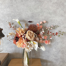 白カラー＆丸咲バラのチューリップ入りbouquet ◻︎アーティフィシャルフラワー◻︎ ウェディングブーケ 3枚目の画像