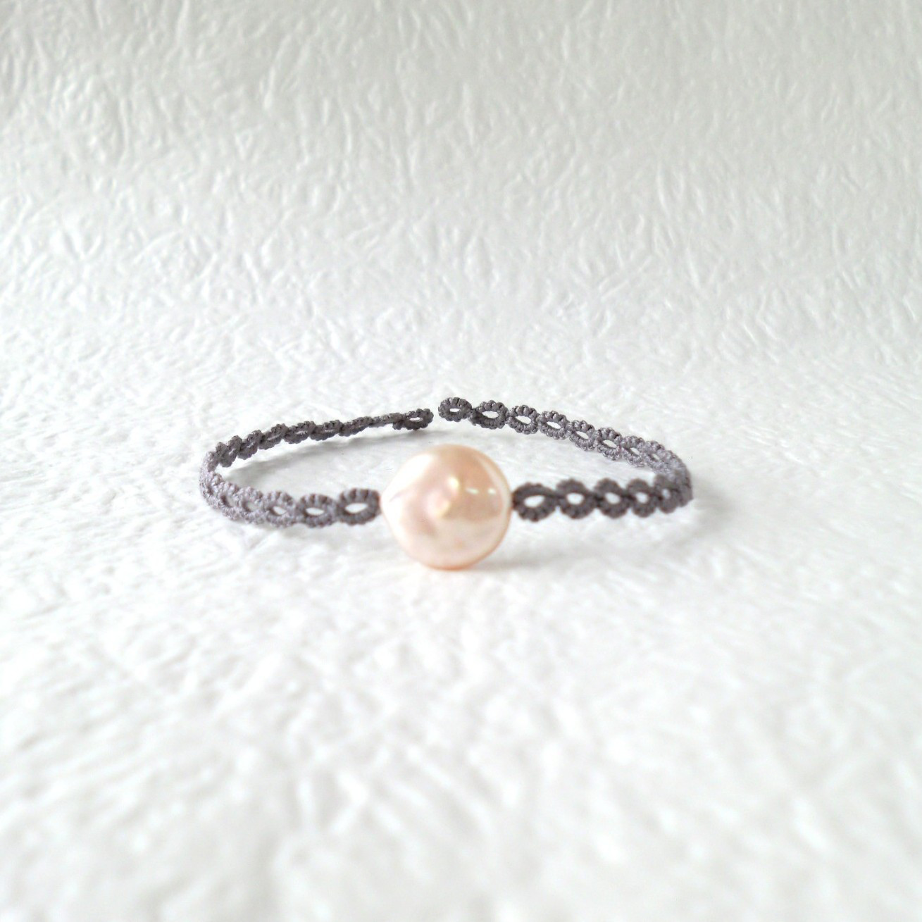 タティングレース（グレー系）とコインパール（ピンク系）のブレスレット ❄いずみ屋