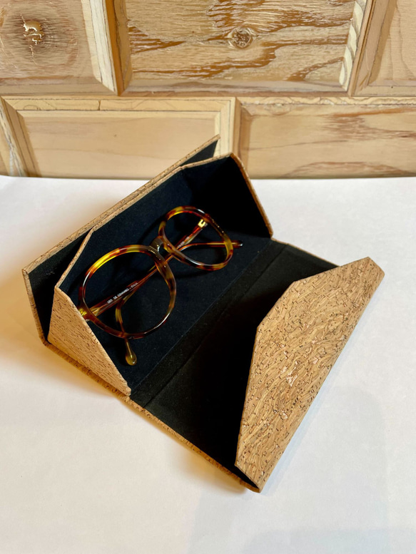 【訳アリお得！50%オフ】コルクの折り畳みメガネケース（ナチュラルB）　ポルトガルから直輸入 3枚目の画像