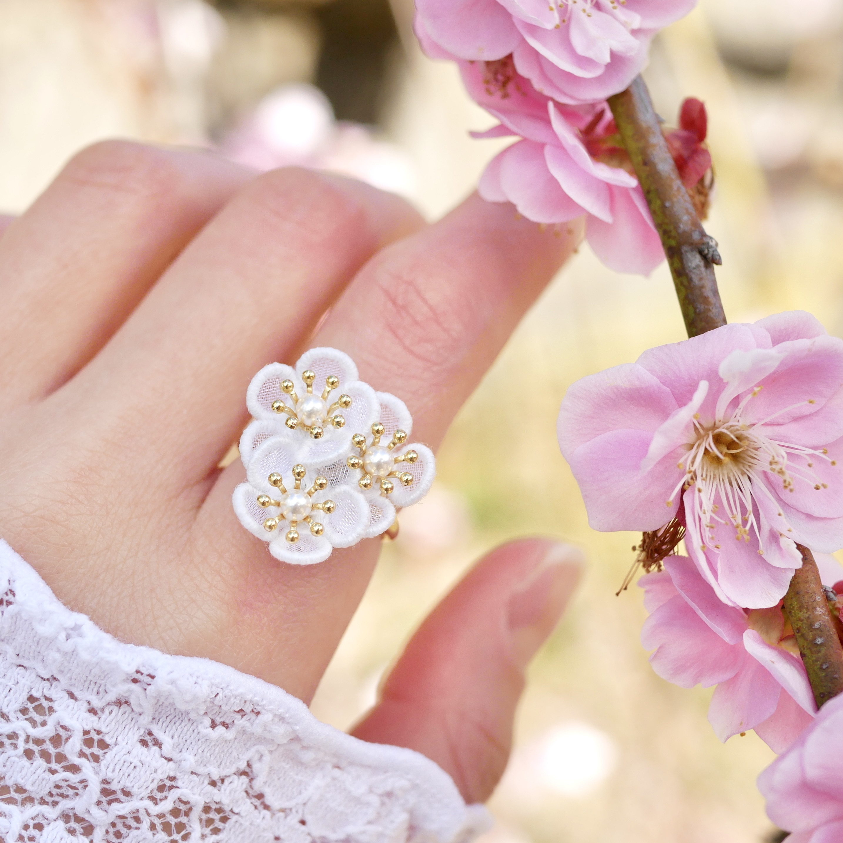 1点/即納可】梅の花[白]のリング (受注生産/オーガンジー刺繍/フラワー/春/着物/振袖/和装/プレゼント/縁起物) 指輪・リング ハルノネ  通販｜Creema(クリーマ) 17446175