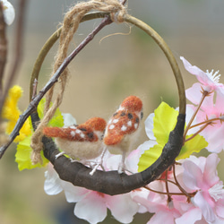 スズメさんと桜とミモザのリース 3枚目の画像