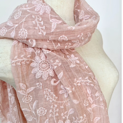 草木染め総刺繍絹/綿 フラワーストール（さくらピンク） 1枚目の画像