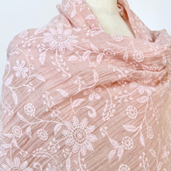 草木染め総刺繍絹/綿 フラワーストール（さくらピンク） 3枚目の画像