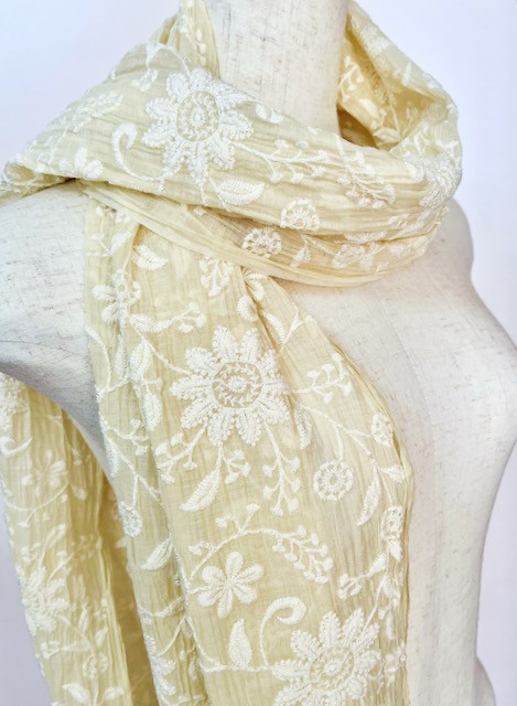 草木染め絹/綿 フラワー総刺繍ストール（クリームイエロー）