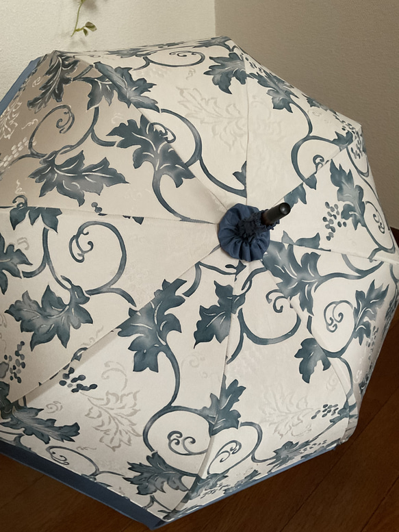 額縁仕立てブルー花柄小紋日傘 4枚目の画像