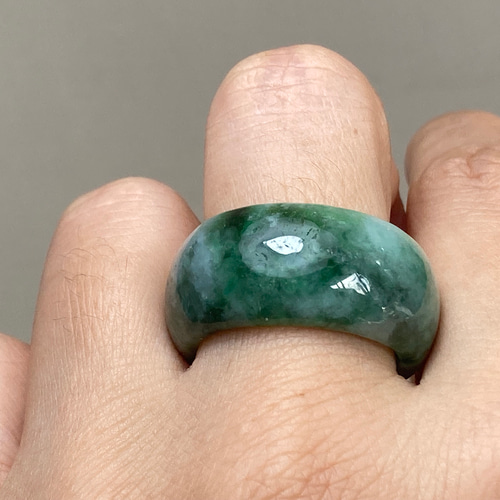 【iku出品】ミャンマー産天然本翡翠 くりぬきリング．ペンダントトップ ミャンマー産天然無処理翡翠 くりぬき リング 指輪 艶緑 墨翠 薄緑