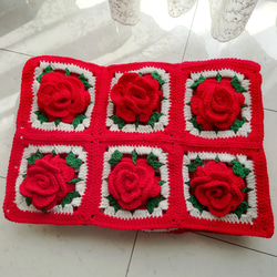 立体バラ 薔薇 お花 モチーフ ブランケット 膝掛け 編み 手編み 編み物 赤 レッド 3枚目の画像