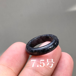 L5-94 小指 黒翡翠 7.5号 ミャンマー産天然 A貨 本翡翠 くりぬき リング 1枚目の画像