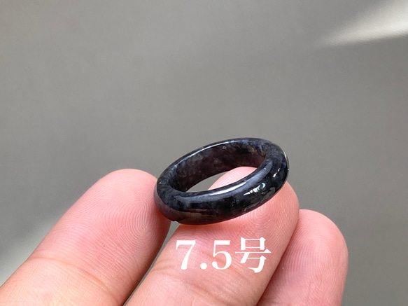 L5-94 小指 黒翡翠 7.5号 ミャンマー産天然 A貨 本翡翠 くりぬき リング 1枚目の画像
