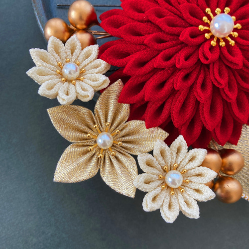 赤×ベージュ　つまみ細工の髪飾り　成人式　卒業式　結婚式　色打ち掛け　着物　振袖 つまみ細工髪飾り 和装 着物 振袖 袴 色打掛 成人式 卒業式 結婚