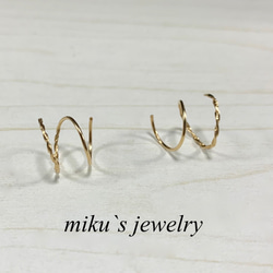 14kgf one like two twisted and round hoop earrings 1枚目の画像