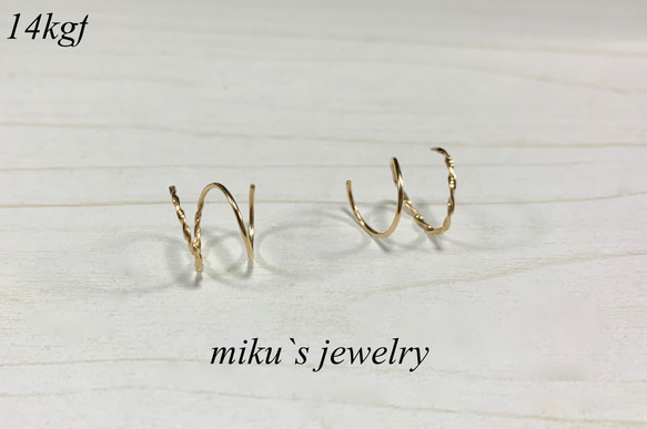 14kgf one like two twisted and round hoop earrings 1枚目の画像