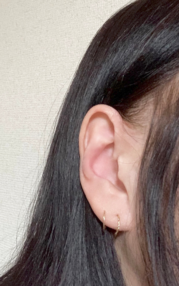 14kgf one like two twisted and round hoop earrings 2枚目の画像