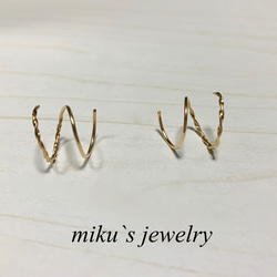 14kgf one like two twisted and round hoop earrings 4枚目の画像