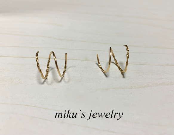14kgf one like two twisted and round hoop earrings 4枚目の画像