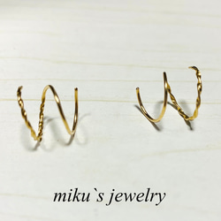 14kgf one like two twisted and round hoop earrings 3枚目の画像