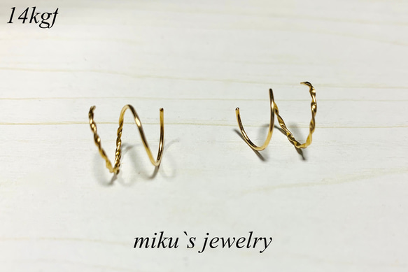 14kgf one like two twisted and round hoop earrings 3枚目の画像