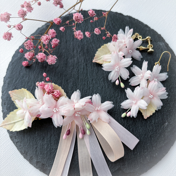 【春の福袋】枝垂れ桜の春色ピアス/イヤリング 桜とかすみ草バレッタ2点セット布花 サクラ さくら 【Creema限定】 2枚目の画像