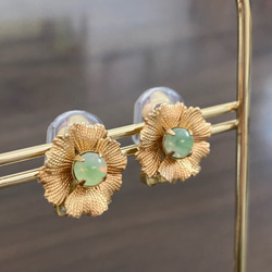 【送料無料】真鍮のお花と春色グリーンのヴィンテージガラスのクリップイヤリング 3枚目の画像