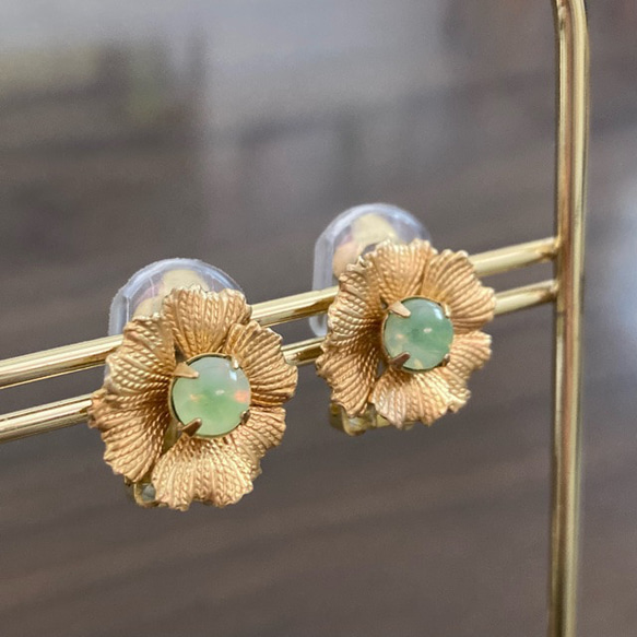 【送料無料】真鍮のお花と春色グリーンのヴィンテージガラスのクリップイヤリング 3枚目の画像