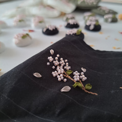 桜刺繍　リボンバレッタ/ブローチ　ブラック　花明り 18枚目の画像