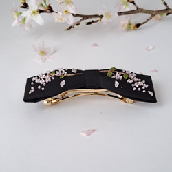 桜刺繍　リボンバレッタ/ブローチ　ブラック　花明り 6枚目の画像