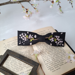 桜刺繍　リボンバレッタ/ブローチ　ブラック　花明り 2枚目の画像
